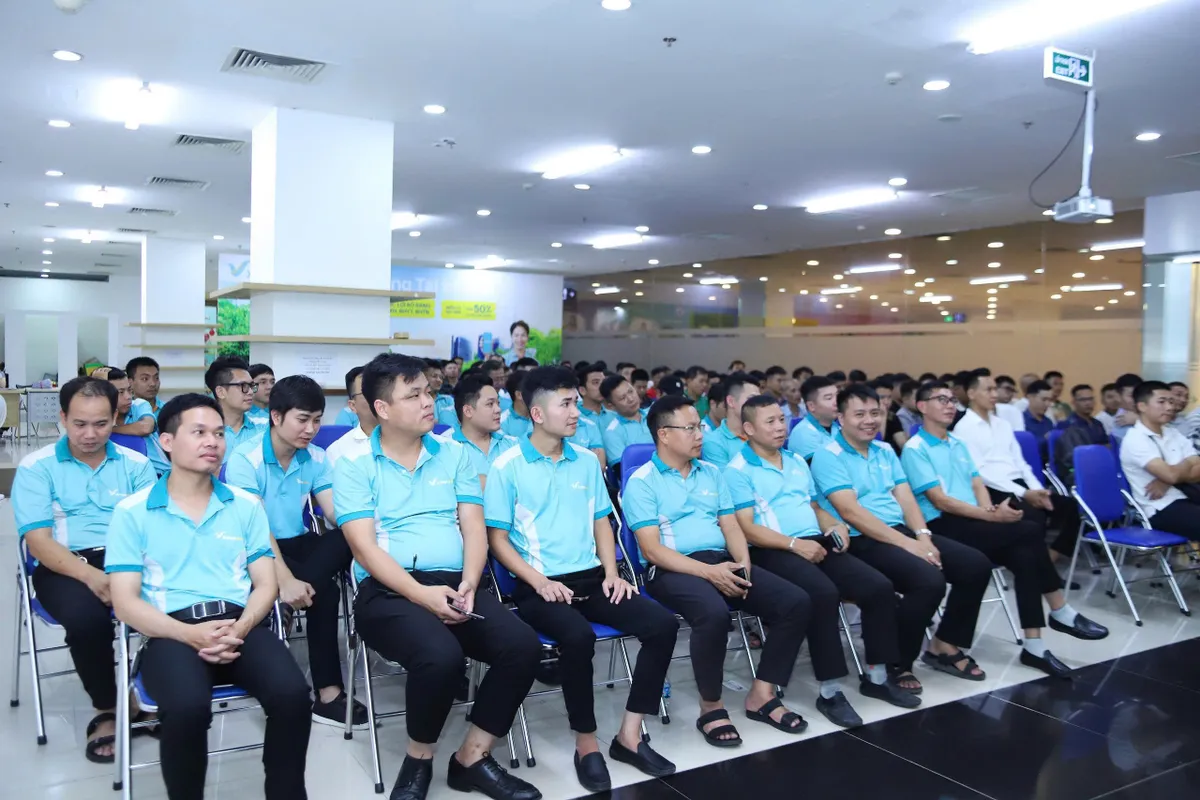 CSGT Hà Nội tập huấn pháp luật giao thông cho Gần 200 tài xế taxi - Ảnh 1.