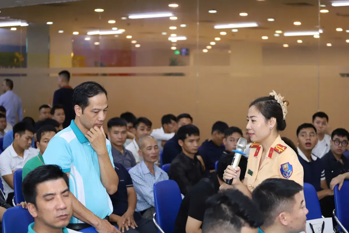 CSGT Hà Nội tập huấn pháp luật giao thông cho Gần 200 tài xế taxi - Ảnh 2.
