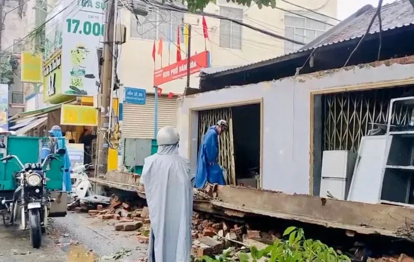 Đồng Nai: Mưa lớn, một chiếc ô tô bị cuốn trôi xuống suối- Ảnh 2. Đồng Nai: Mưa lớn, một chiếc ô tô bị cuốn trôi xuống suối- Ảnh 2.