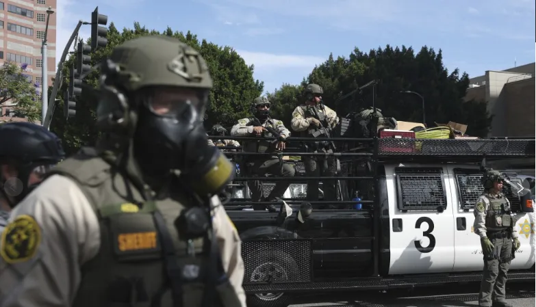 California - bang đầu tiên ở Mỹ cấm nhân viên thực thi pháp luật đeo khẩu trang  - Ảnh 1.