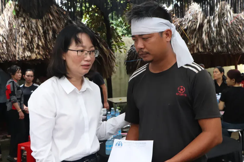 Lãnh đạo TP Hồ Chí Minh thăm hỏi gia đình nạn nhân vụ tai nạn làm 3 mẹ con tử vong - Ảnh 1.