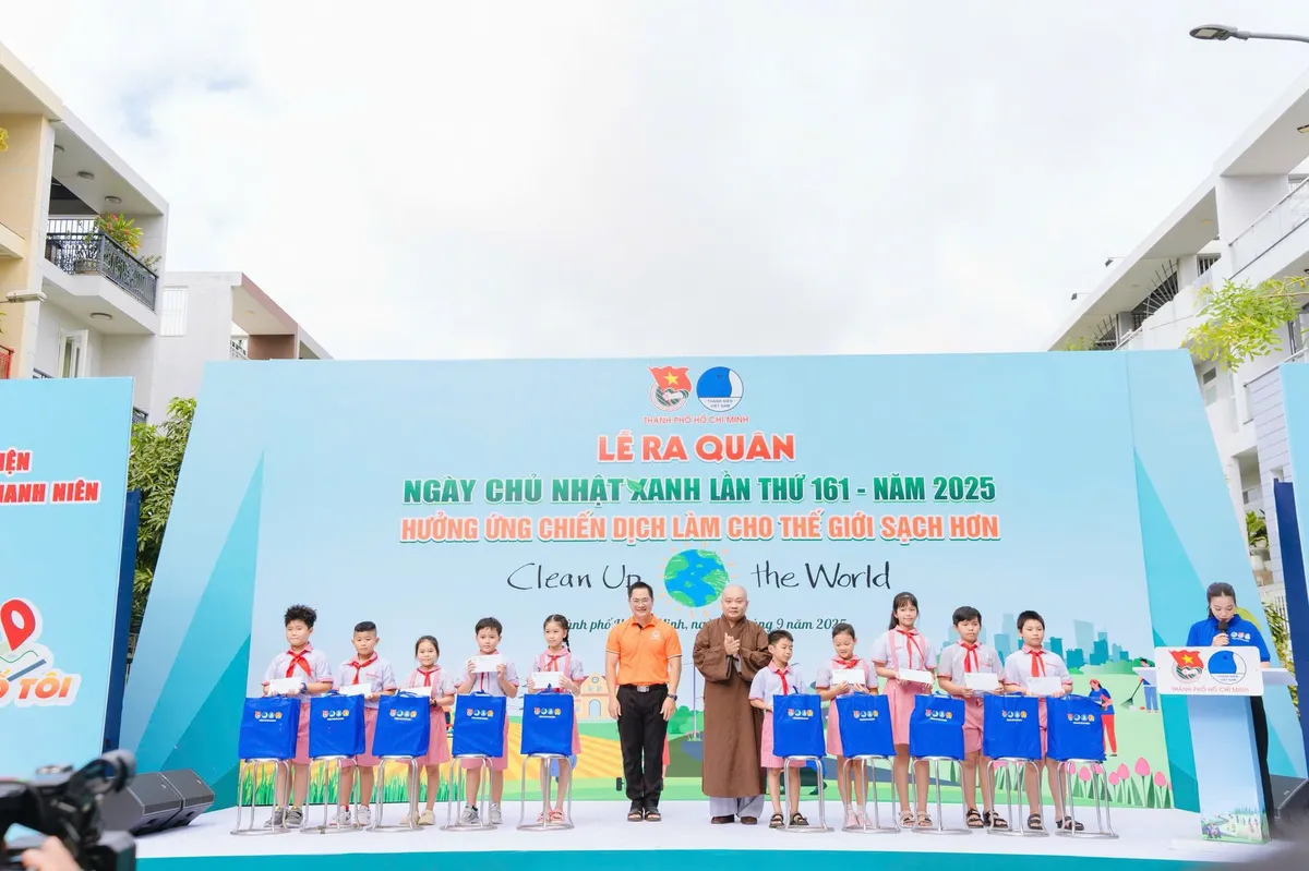 37.000 thanh niên TP Hồ Chí Minh vớt rác, khơi kênh  trong ngày Chủ Nhật Xanh - Ảnh 3.