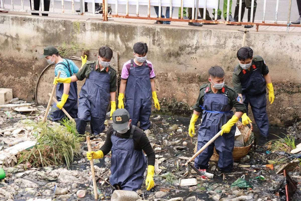 37.000 thanh niên TP Hồ Chí Minh vớt rác, khơi kênh  trong ngày Chủ Nhật Xanh - Ảnh 4.