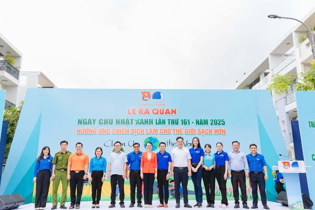 37.000 thanh niên TP Hồ Chí Minh vớt rác, khơi kênh  trong ngày Chủ Nhật Xanh - Ảnh 1.