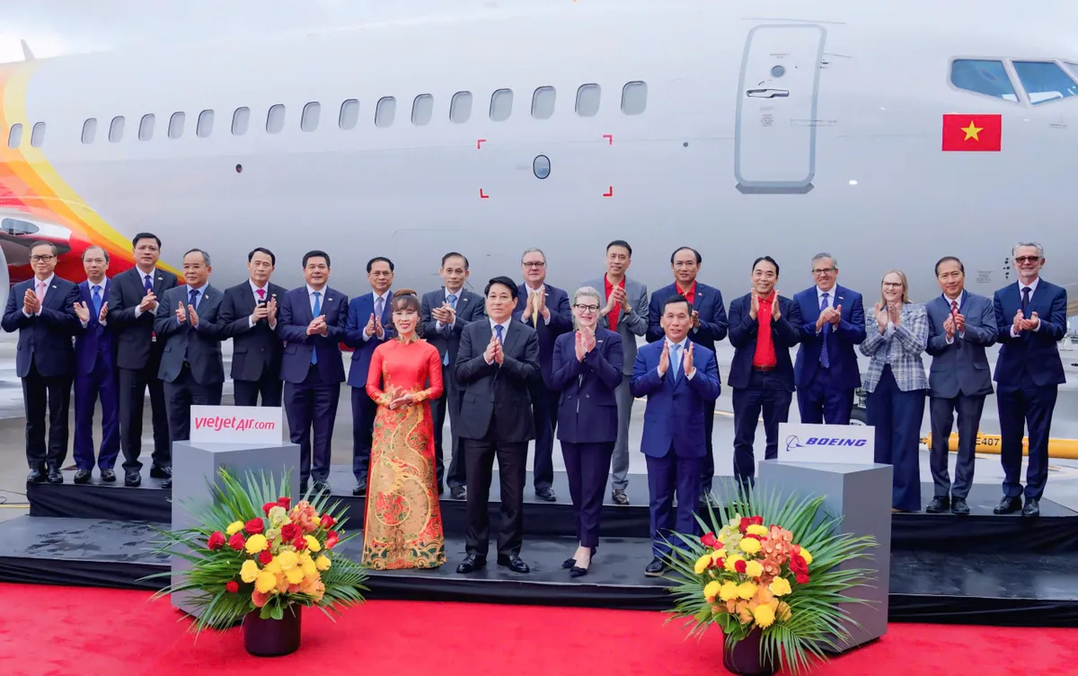 Chủ tịch nước Lương Cường dự lễ bàn giao tàu bay Boeing đầu tiên cho Vietjet - Ảnh 1.