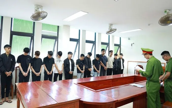 Khởi tố, bắt tạm giam nhóm đối tượng có hành vi côn đồ (Nguồn: NLĐ)