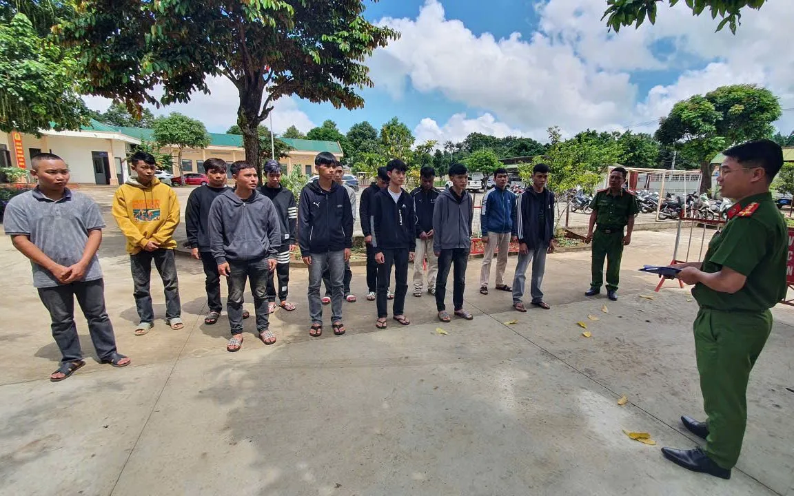 Cơ quan điều tra làm việc với 15 đối tượng bị khởi tố. (Ảnh: CA) Cơ quan điều tra làm việc với 15 đối tượng bị khởi tố. (Ảnh: CA)