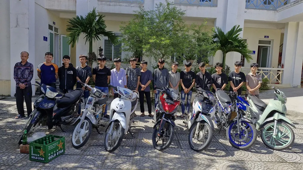 Bắt 16 thanh, thiếu niên mang hung khí rượt đuổi người đi đường ở Nghệ An - Ảnh 1.