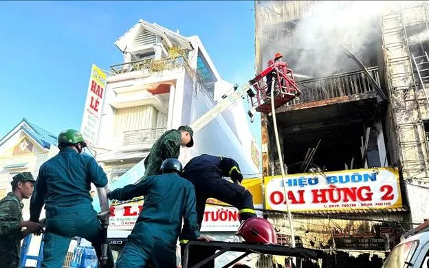Cán bộ, chiến sĩ Đồn Biên phòng Cửa khẩu cảng Năm Căn phối hợp cùng các lực lượng tham gia chữa cháy, di dời tài sản. Ảnh: TTXVN  Cán bộ, chiến sĩ Đồn Biên phòng Cửa khẩu cảng Năm Căn phối hợp cùng các lực lượng tham gia chữa cháy, di dời tài sản. Ảnh: TTXVN