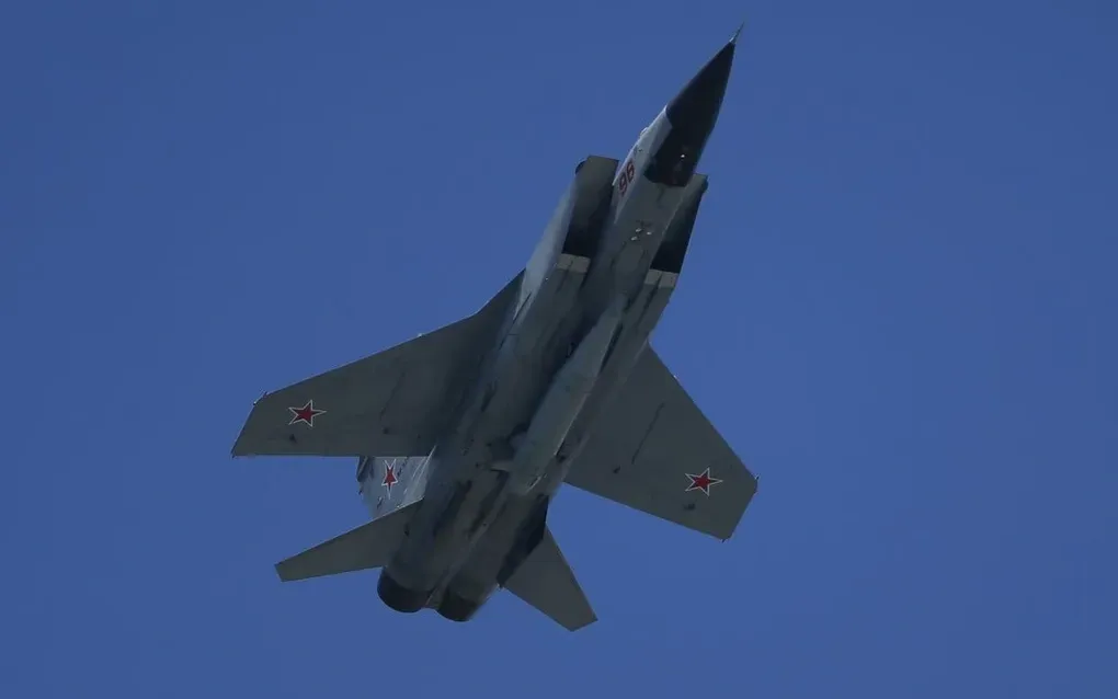 Một máy bay chiến đấu MiG-31 biểu diễn tại Quảng trường Đỏ ở Moscow vào năm 2020. (Ảnh: Getty) Một máy bay chiến đấu MiG-31 biểu diễn tại Quảng trường Đỏ ở Moscow vào năm 2020. (Ảnh: Getty)