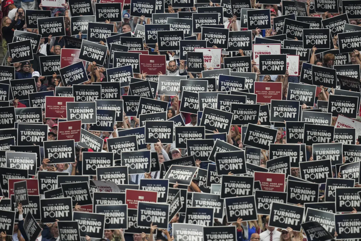 Tổng thống Trump tham dự lễ tưởng niệm Charlie Kirk, kêu gọi MAGA đoàn kết- Ảnh 3. Tổng thống Trump tham dự lễ tưởng niệm Charlie Kirk, kêu gọi MAGA đoàn kết- Ảnh 3.