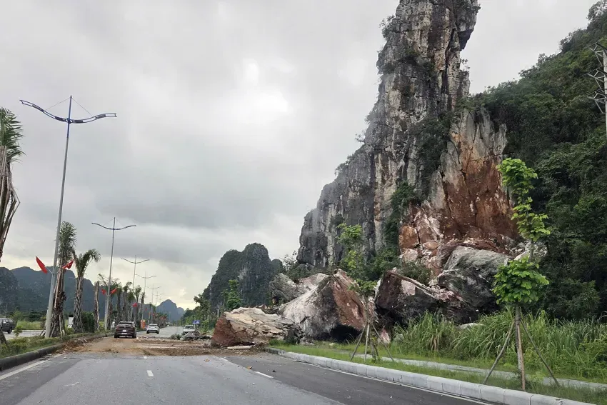 N&uacute;i đ&aacute; sạt lở, lăn xuống đường bao biển ở Quảng Ninh - Ảnh 1.