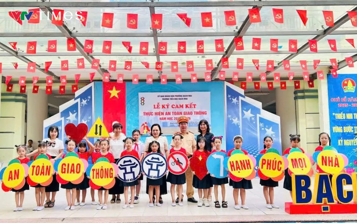CSGT Hà Nội tăng cường tuyên tuyền, phổ biến pháp luật, hướng dẫn kỹ năng an toàn giao thông cho lứa tuổi học sinh. CSGT Hà Nội tăng cường tuyên tuyền, phổ biến pháp luật, hướng dẫn kỹ năng an toàn giao thông cho lứa tuổi học sinh.