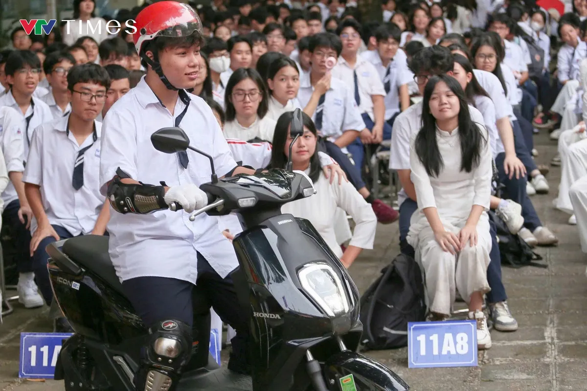 Hà Nội: Phổ biến kiến thức, kỹ năng an toàn giao thông đến hơn 11.000 học sinh - Ảnh 4.