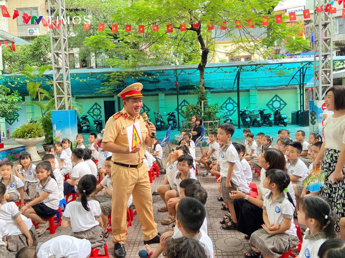 Hà Nội: Phổ biến kiến thức, kỹ năng an toàn giao thông đến hơn 11.000 học sinh - Ảnh 1.