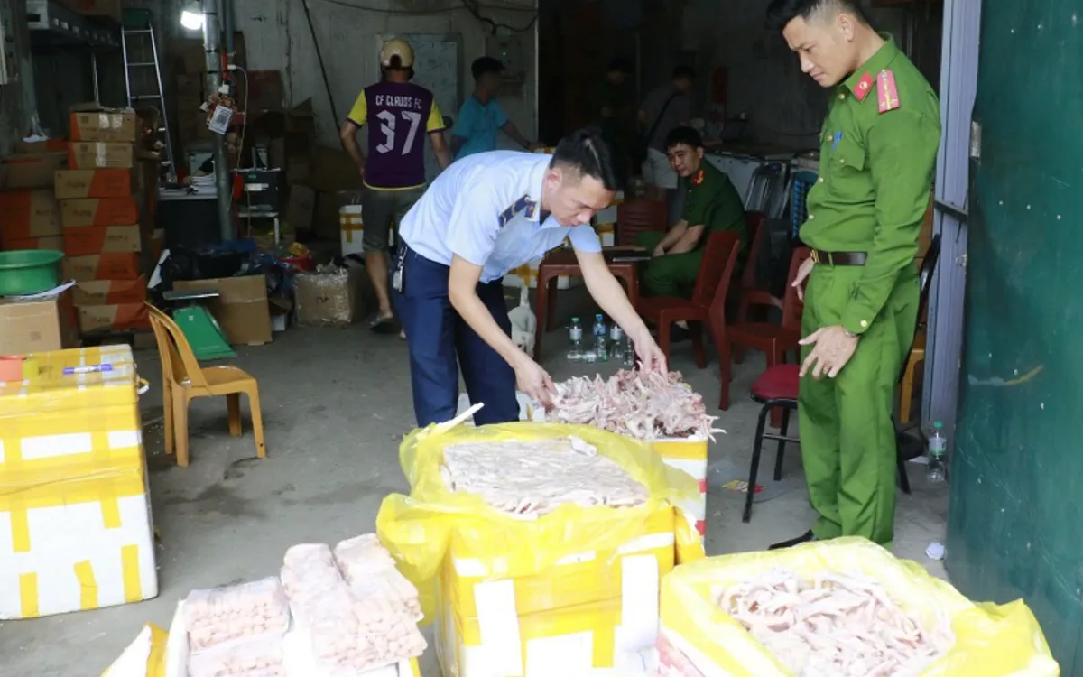 Lực lượng chức năng kiểm tra tại kho đông lạnh. Ảnh: Cổng TTĐT Công an Nghệ An Lực lượng chức năng kiểm tra tại kho đông lạnh. Ảnh: Cổng TTĐT Công an Nghệ An