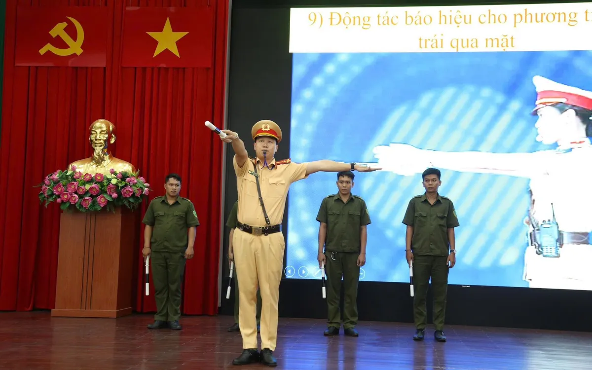 Cảnh sát giao thông tập huấn nghiệp vụ cho các cán bộ công an xã, phường ở TP Hồ Chí Minh. Ảnh: Công an TP Hồ Chí Minh. Cảnh sát giao thông tập huấn nghiệp vụ cho các cán bộ công an xã, phường ở TP Hồ Chí Minh. Ảnh: Công an TP Hồ Chí Minh.