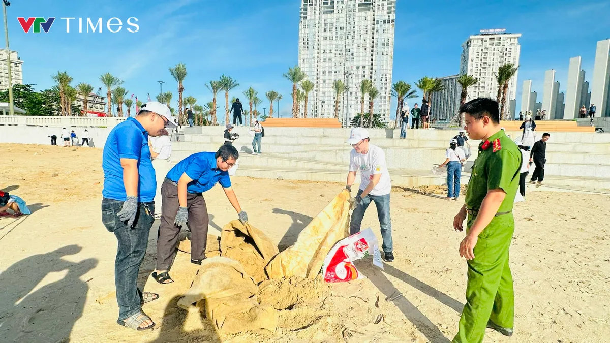 Gần 1 tấn rác được thu gom trong “Ngày quốc tế làm sạch bờ biển 2025”   - Ảnh 1.
