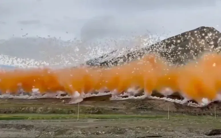 Màn trình diễn pháo hoa của nghệ sĩ Cai Guo-Qiang hợp tác với thương hiệu Arc’teryx tại Himalaya gây tranh cãi (Ảnh: Bilibili) Màn trình diễn pháo hoa của nghệ sĩ Cai Guo-Qiang hợp tác với thương hiệu Arc’teryx tại Himalaya gây tranh cãi (Ảnh: Bilibili)