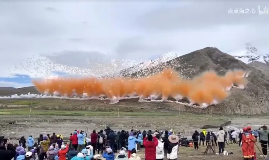 Pháo hoa ở dãy Himalaya gây phẫn nộ, thương hiệu Arc’teryx phải xin lỗi - Ảnh 1.