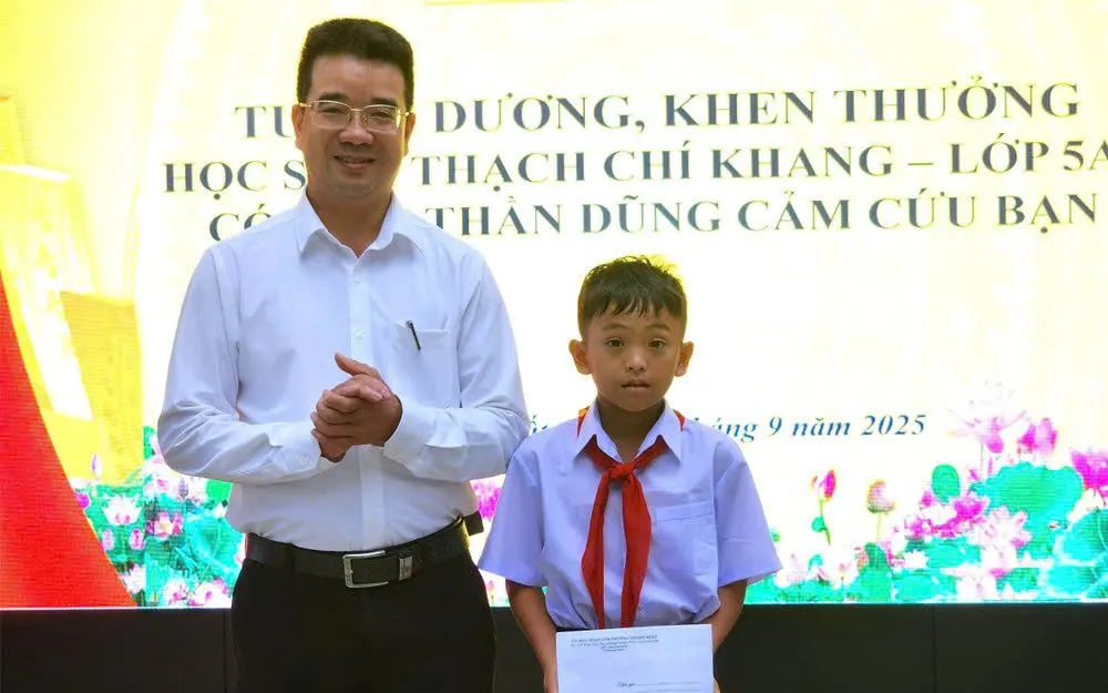 Đắk Lắk: Trao giấy khen cho cháu bé cứu người trong vụ thảm sát. Đắk Lắk: Trao giấy khen cho cháu bé cứu người trong vụ thảm sát.