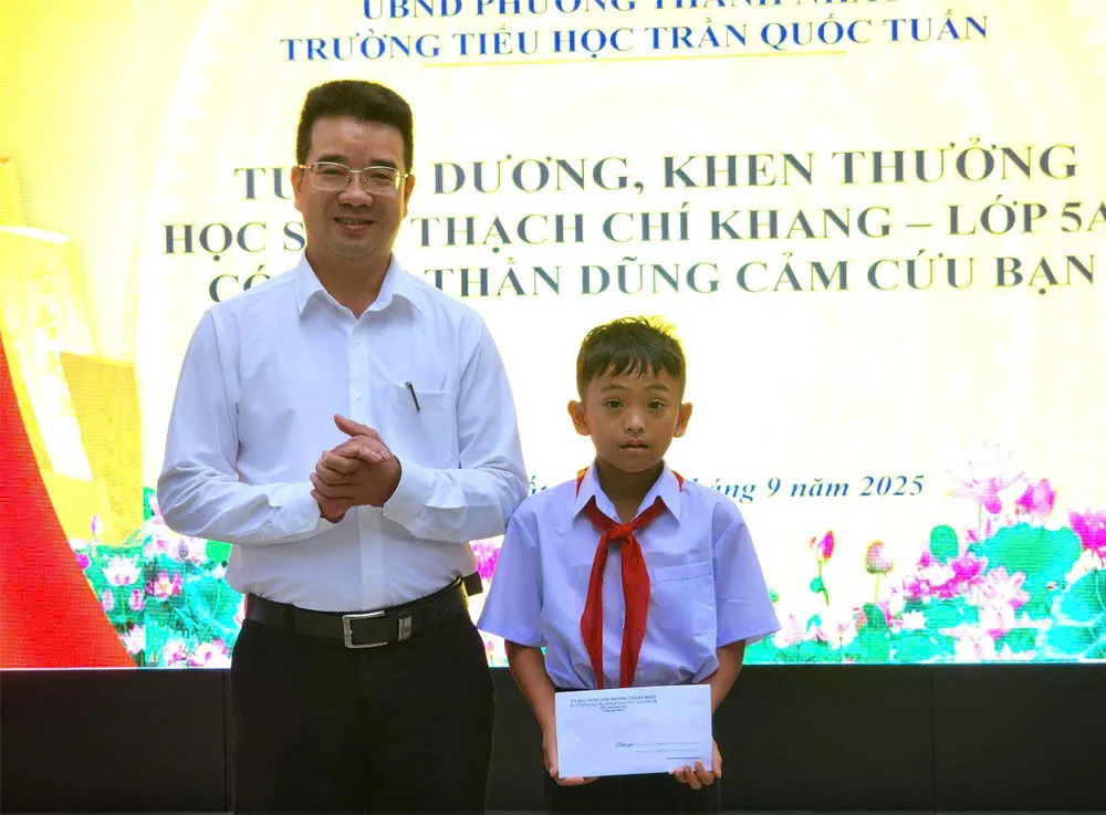 Đắk Lắk: Tuyên dương học sinh lớp 5 dũng cảm cứu bạn trong vụ thảm sát 3 người chết - Ảnh 1.