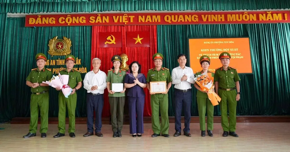 Đắk Lắk: Khen thưởng lực lượng Công an đã giải cứu thành công nữ sinh viên bị bắt cóc online - Ảnh 1.