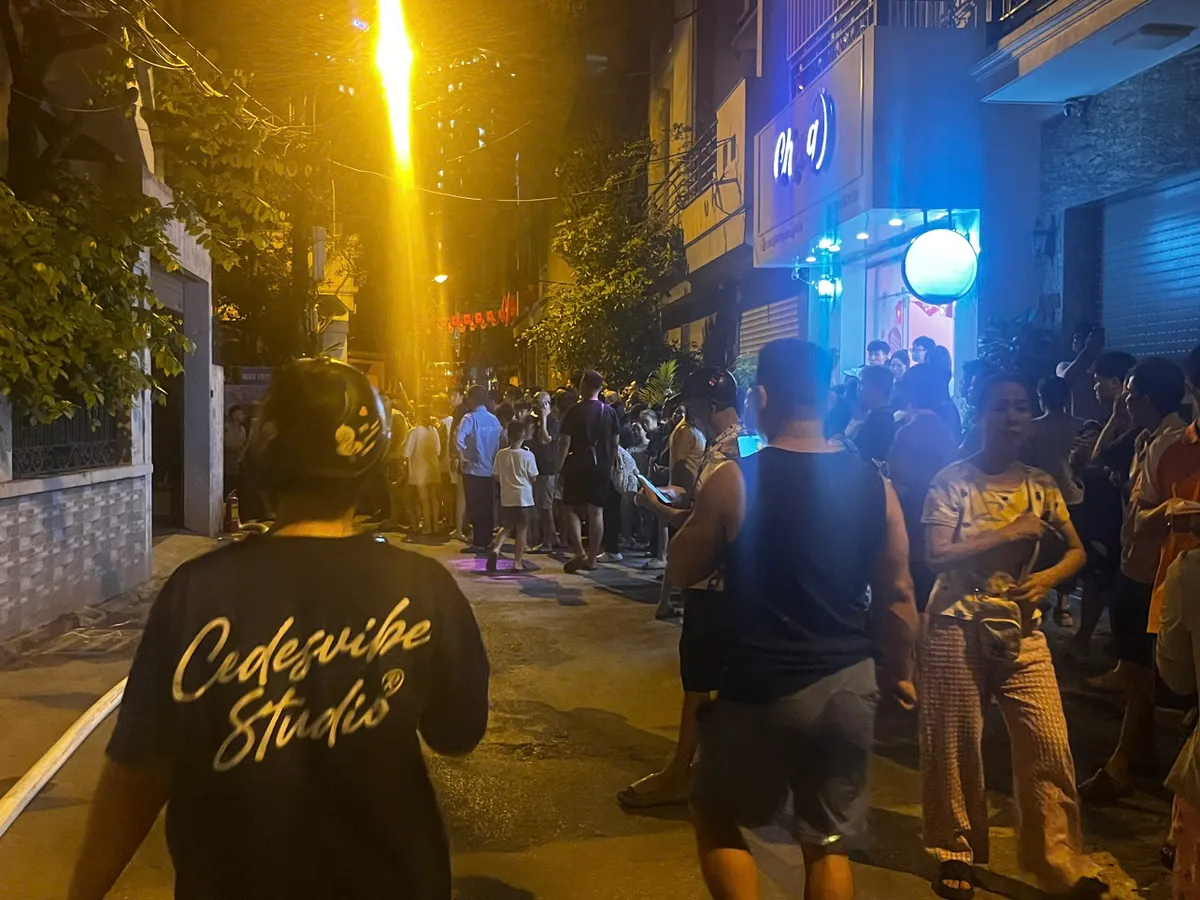 Xảy ra cháy tại ngôi nhà trên phố Lạc Long Quân (Hà Nội) - Ảnh 2.