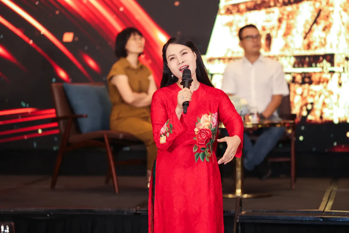 NSND Mai Hoa thổi hồn cho những ca khúc về Hà Nội trong album đặc biệt  - Ảnh 1.