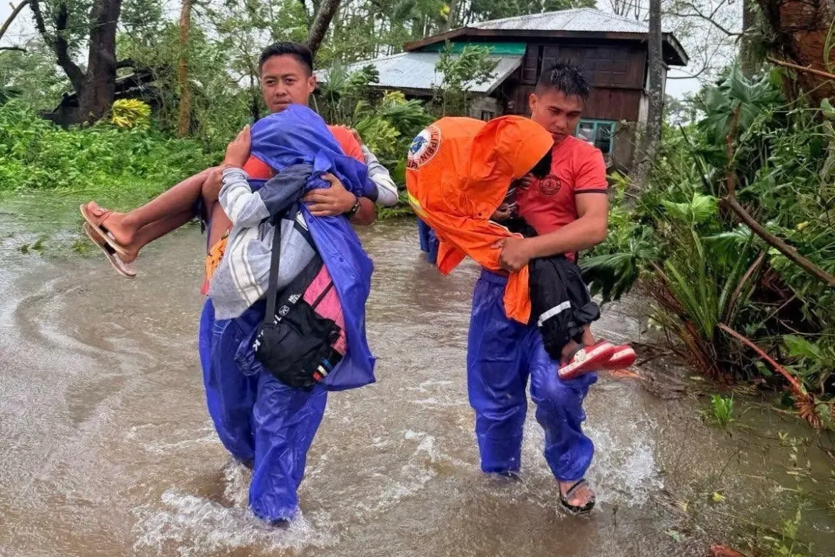 Bão Ragasa gây ngập lụt tại Philippines, ít nhất 1 người thiệt mạng - Ảnh 1.