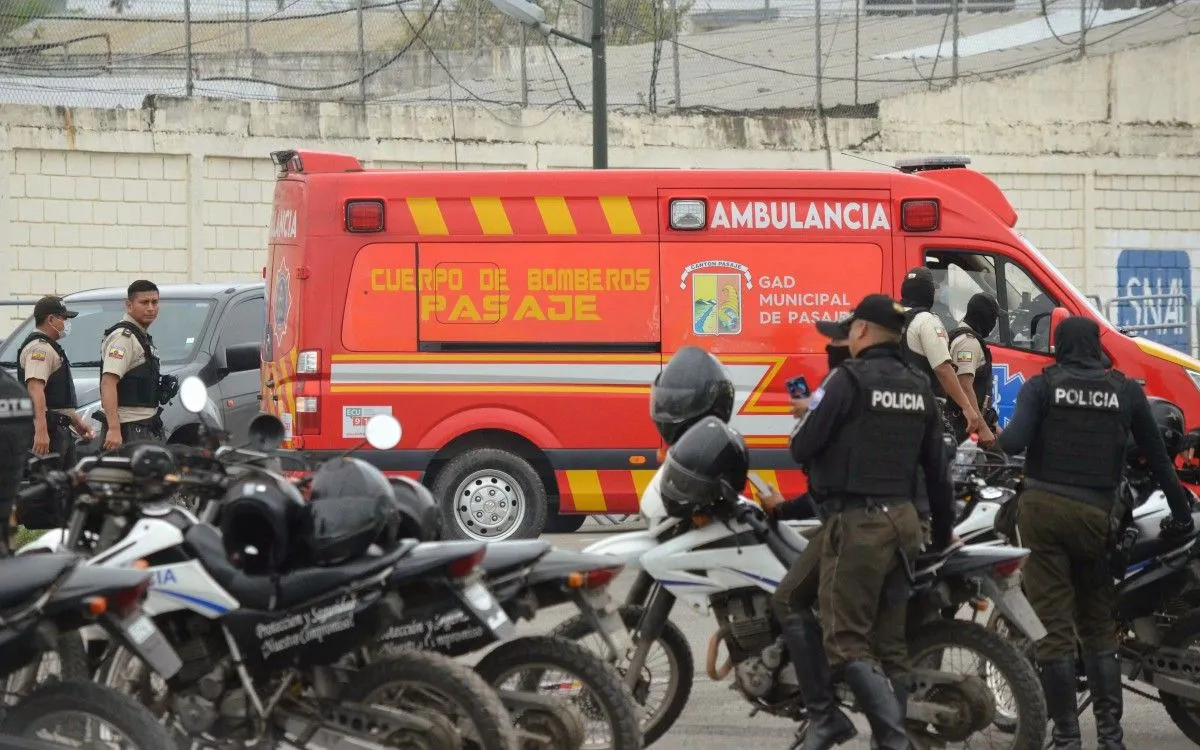 Cảnh sát đứng gác bên ngoài nhà tù chính ở thành phố Machala, Ecuador ngày 22/9/2025 (Ảnh: AFP)