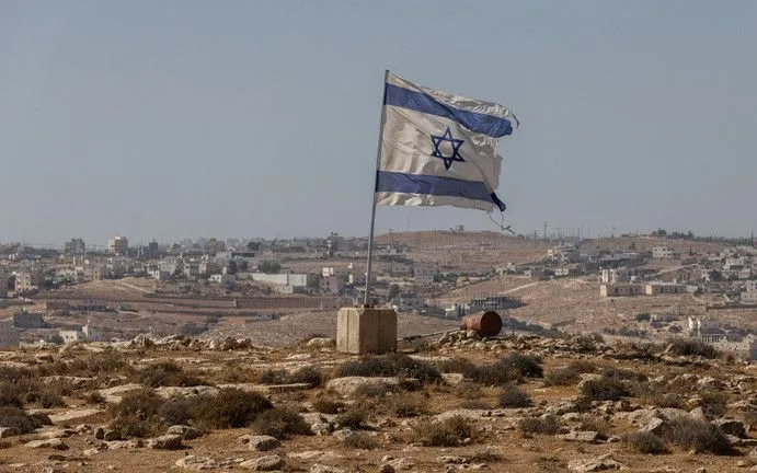 Một lá cờ Israel tung bay trên Đồi Nam Hebron ở Bờ Tây. (Ảnh: Getty Images) Một lá cờ Israel tung bay trên Đồi Nam Hebron ở Bờ Tây. (Ảnh: Getty Images)