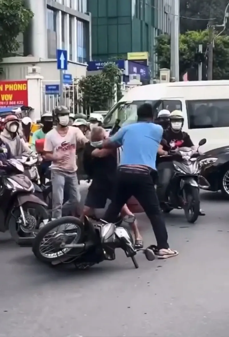 Ranh giới giữa bị xử phạt hành chính và bị truy cứu trách nhiệm hình sự khi hành hung người khác - Ảnh 3.