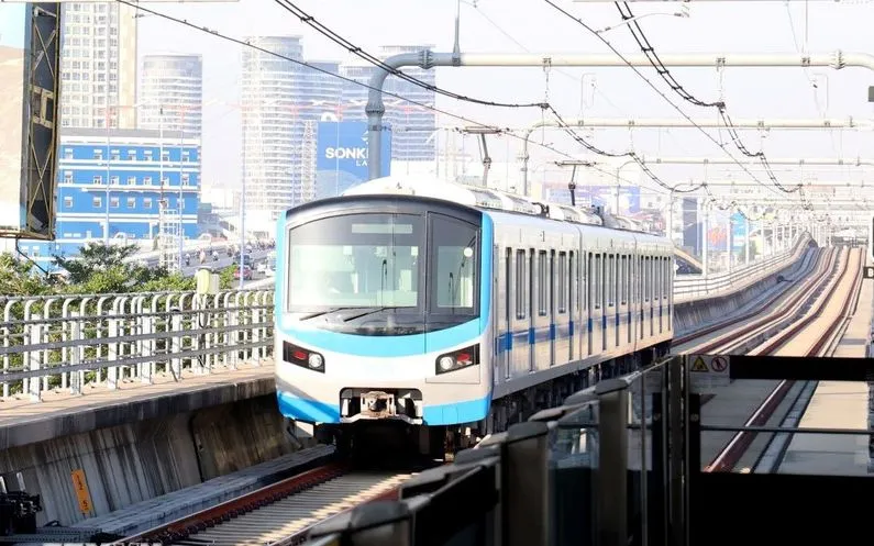 Tàu Metro số 1 Bến Thành - Suối Tiên di chuyển từ trung tâm Thành phố Hồ Chí Minh hướng Suối Tiên (Ảnh: TTXVN) Tàu Metro số 1 Bến Thành - Suối Tiên di chuyển từ trung tâm Thành phố Hồ Chí Minh hướng Suối Tiên (Ảnh: TTXVN)