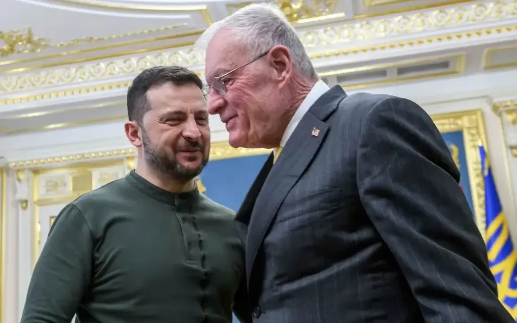 Tổng thống Ukraine Zelensky (bên trái) và Đặc phái viên của Tổng thống Mỹ - ông Keith Kellogg (Ảnh: NurPhoto/Getty Images) Tổng thống Ukraine Zelensky (bên trái) và Đặc phái viên của Tổng thống Mỹ - ông Keith Kellogg (Ảnh: NurPhoto/Getty Images)