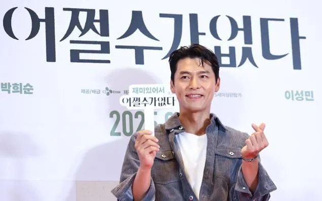 Nam diễn viên Hyun Bin tạo dáng tại buổi ra mắt phim "No Other Choice" để ủng hộ vợ Son Ye Jin tại CGV Yongsan IPark Mall ở Seoul. (Ảnh: Newsis)