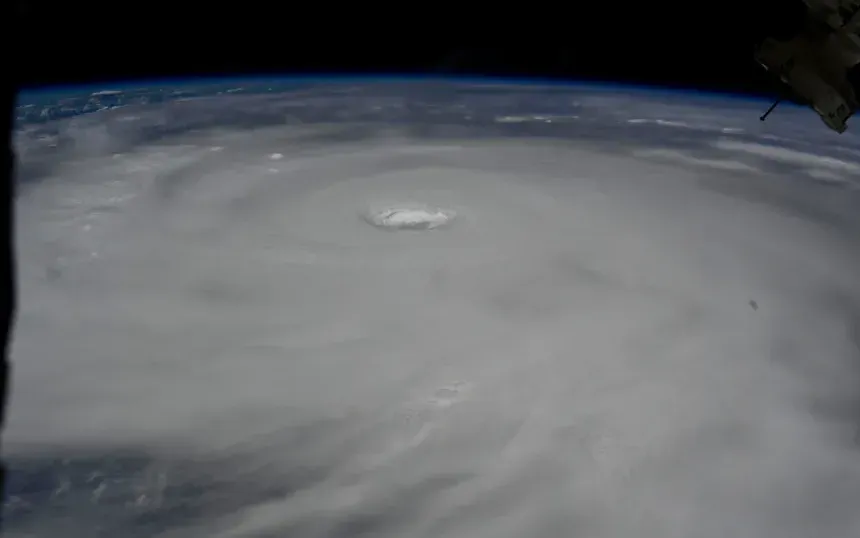 Ảnh siêu bão Ragasa chụp từ Trạm Vũ trụ Quốc tế do phi hành gia Kimiya Yui đăng tải (Ảnh: JAXA/X) Ảnh siêu bão Ragasa chụp từ Trạm Vũ trụ Quốc tế do phi hành gia Kimiya Yui đăng tải (Ảnh: JAXA/X)