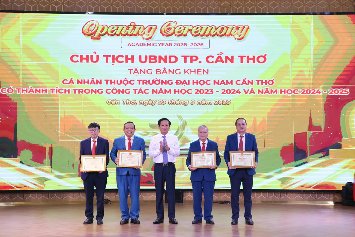 Đại học Nam Cần Thơ trao hàng tỷ đồng học bổng trong lễ Khai giảng- Ảnh 3. Đại học Nam Cần Thơ trao hàng tỷ đồng học bổng trong lễ Khai giảng- Ảnh 3.