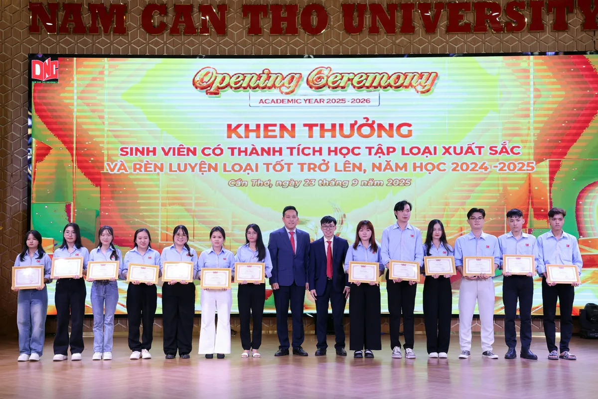 Đại học Nam Cần Thơ trao hàng tỷ đồng học bổng trong lễ Khai giảng- Ảnh 2. Đại học Nam Cần Thơ trao hàng tỷ đồng học bổng trong lễ Khai giảng- Ảnh 2.