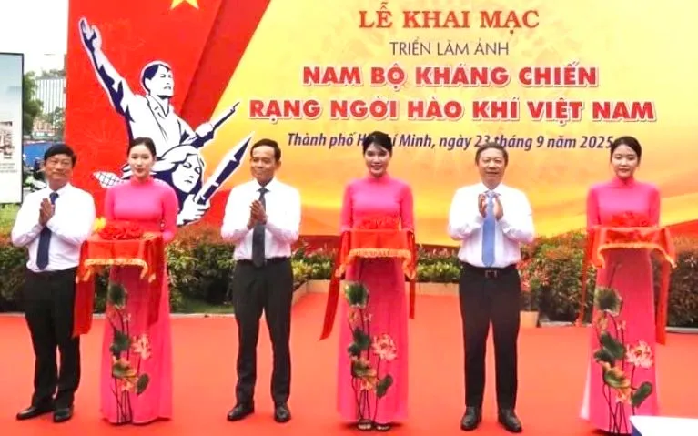Bí thư Thành ủy TP Hồ Chí Minh - Trần Lưu Quang - cắt băng khai mạc triển lãm Bí thư Thành ủy TP Hồ Chí Minh - Trần Lưu Quang - cắt băng khai mạc triển lãm