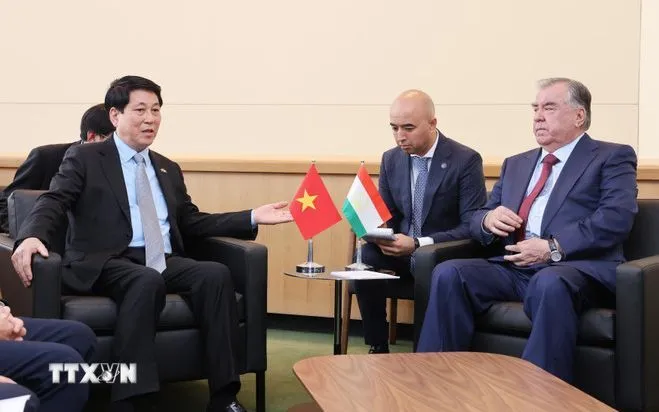 Chủ tịch nước Lương Cường gặp Tổng thống Tajikistan Emomali Rahmon (Ảnh: TTXVN) Chủ tịch nước Lương Cường gặp Tổng thống Tajikistan Emomali Rahmon (Ảnh: TTXVN)