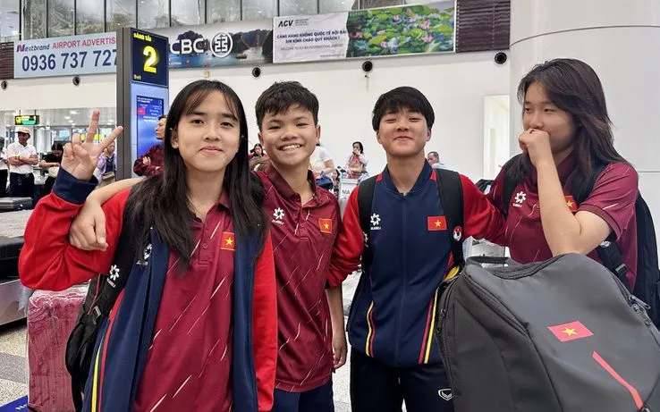 Các thành viên đội tuyển U17 nữ Việt Nam tại sân bay Nội Bài. (Ảnh: VFF)
