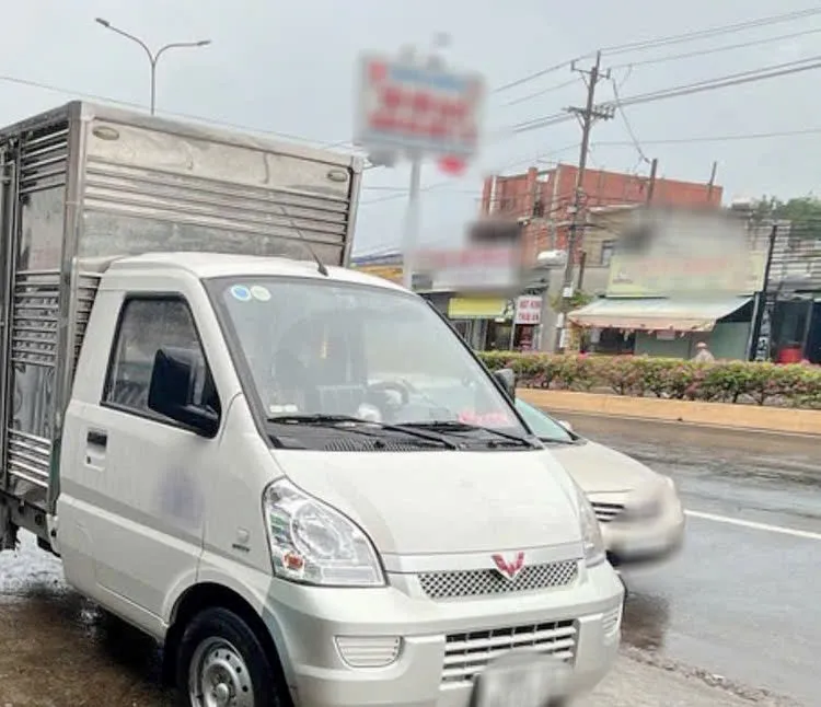 Đồng Nai: Xử phạt nhiều trường hợp dừng, đỗ xe sai quy định trên Quốc lộ 13 - Ảnh 2.