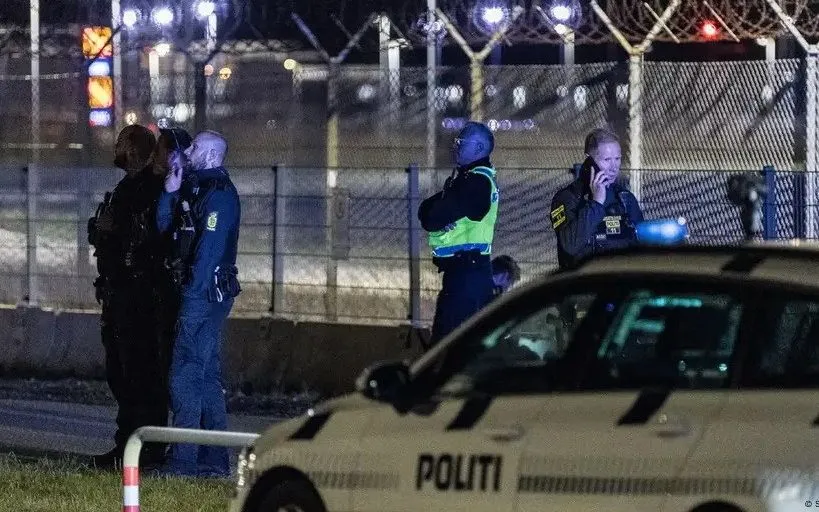 Lực lượng cảnh sát kiểm tra tại sân bay Copenhagen. (Ảnh: DW)