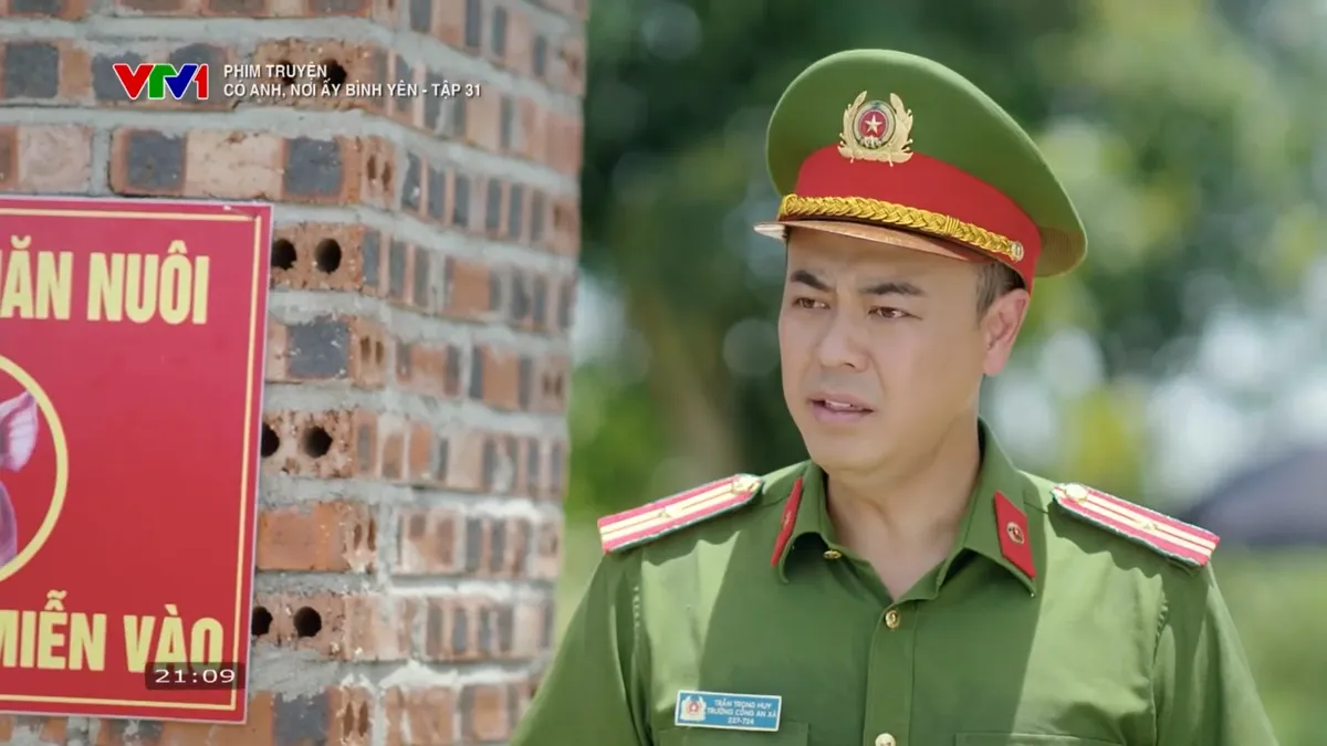 Có anh, nơi ấy bình yên - Tập 31: Trại lợn bị bắt quả tang tuồn lợn bệnh ra ngoài, Xuân như ngồi trên đống lửa - Ảnh 5.