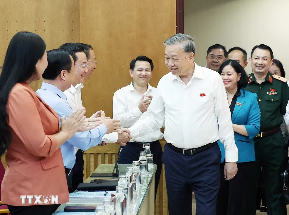 Tổng Bí thư Tô Lâm tiếp xúc cử tri Hà Nội trước Kỳ họp thứ 10, Quốc hội khóa XV- Ảnh 1. Tổng Bí thư Tô Lâm tiếp xúc cử tri Hà Nội trước Kỳ họp thứ 10, Quốc hội khóa XV- Ảnh 1.
