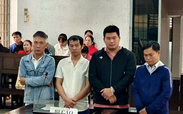 Các bị cáo tại phiên tòa sơ thẩm (Nguồn: NLĐ) Các bị cáo tại phiên tòa sơ thẩm (Nguồn: NLĐ)