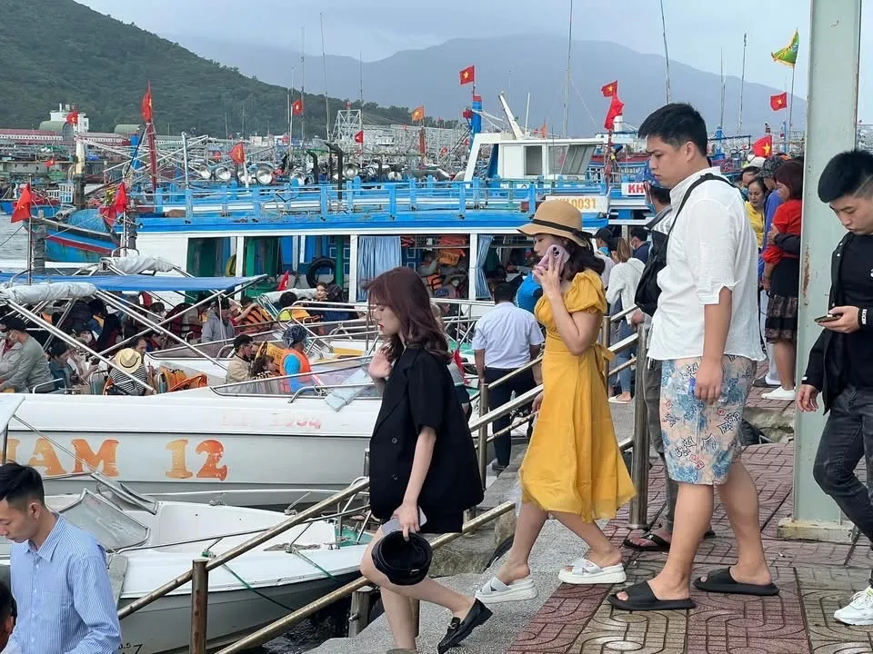 Khánh Hòa: Bắt đầu thu phí tham quan vịnh Nha Trang từ ngày 25-9 - Ảnh 1.