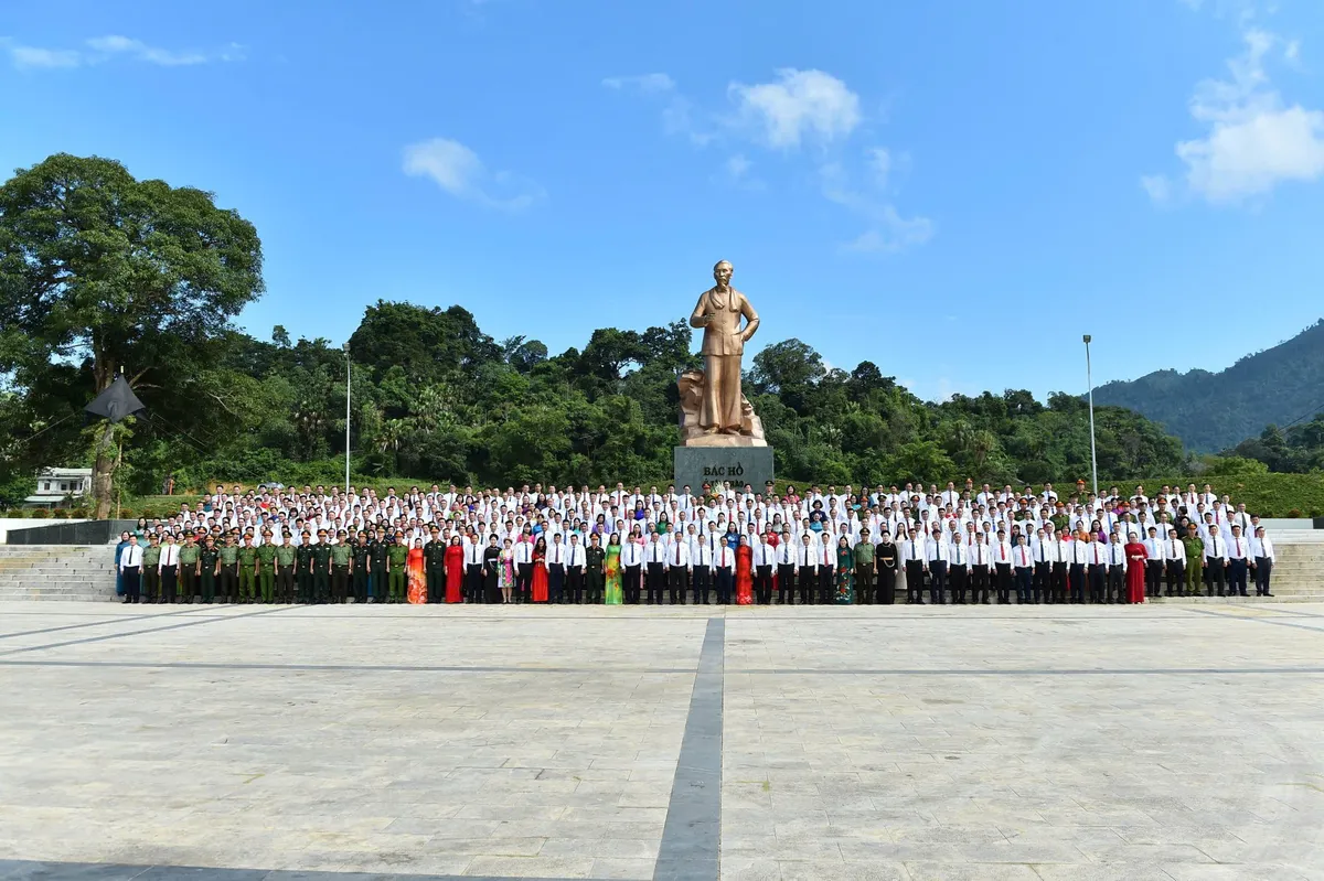Đại hội Đảng bộ tỉnh Tuyên Quang lần thứ I: Thông qua danh sách Đoàn Chủ tịch- Ảnh 10. Đại hội Đảng bộ tỉnh Tuyên Quang lần thứ I: Thông qua danh sách Đoàn Chủ tịch- Ảnh 10.