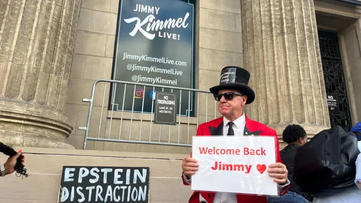Jimmy Kimmel rơi nước mắt trong ngày trở lại sóng truyền hình - Ảnh 2.